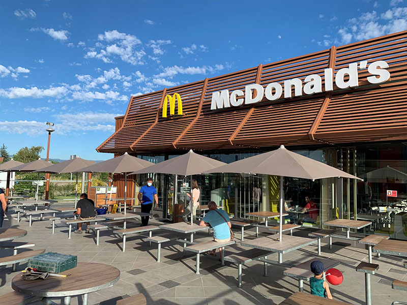 parasol 2m x 2m carré taupe professionnel résistant au vent