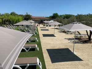 parasol 2m x 2m carré bordure blanche professionnel résistant au vent